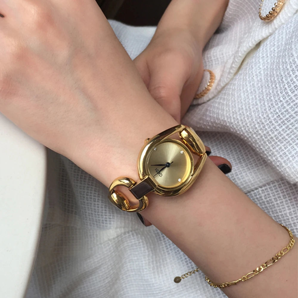 Rose gold quartz watch with stainless steel strap, modern style, by Corporación Turística.