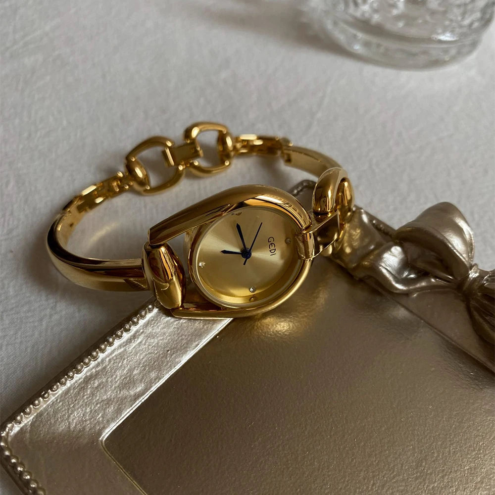 Rose gold quartz watch with stainless steel band, modern style, sleek design, and elegant look from Corporación Turística.