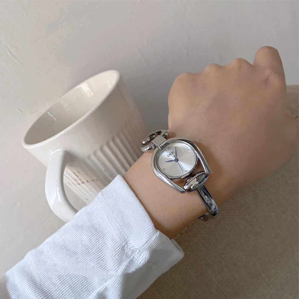 Modern rose gold quartz watch with stainless steel strap by Corporación Turística, showcasing a sleek and stylish design.