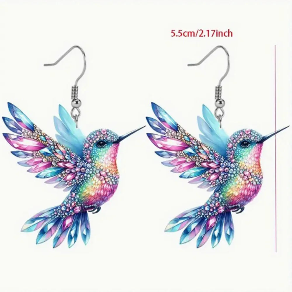 Acrylic hummingbird earrings with colorful bird-shaped design, stylish jewelry by Corporación Turística.