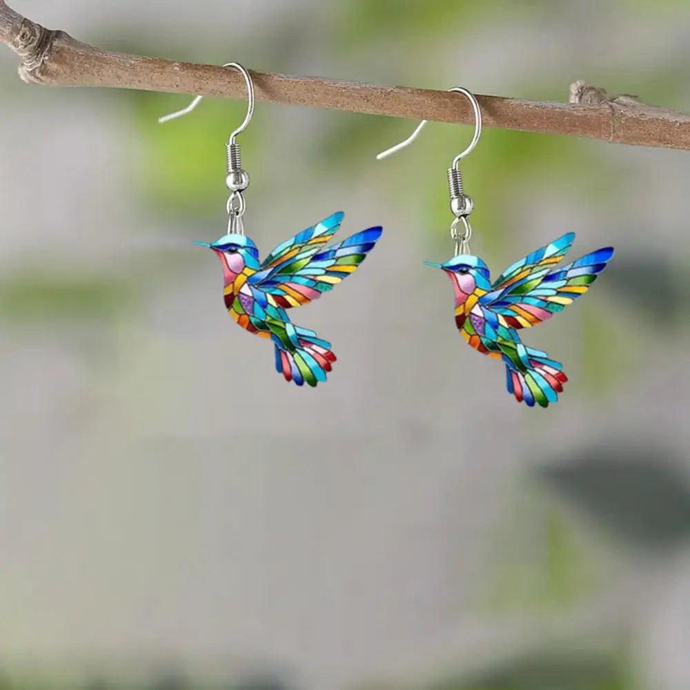 Acrílicos pendientes de colibrí con forma de pájaro en colores vibrantes, diseñados por Corporación Turística.