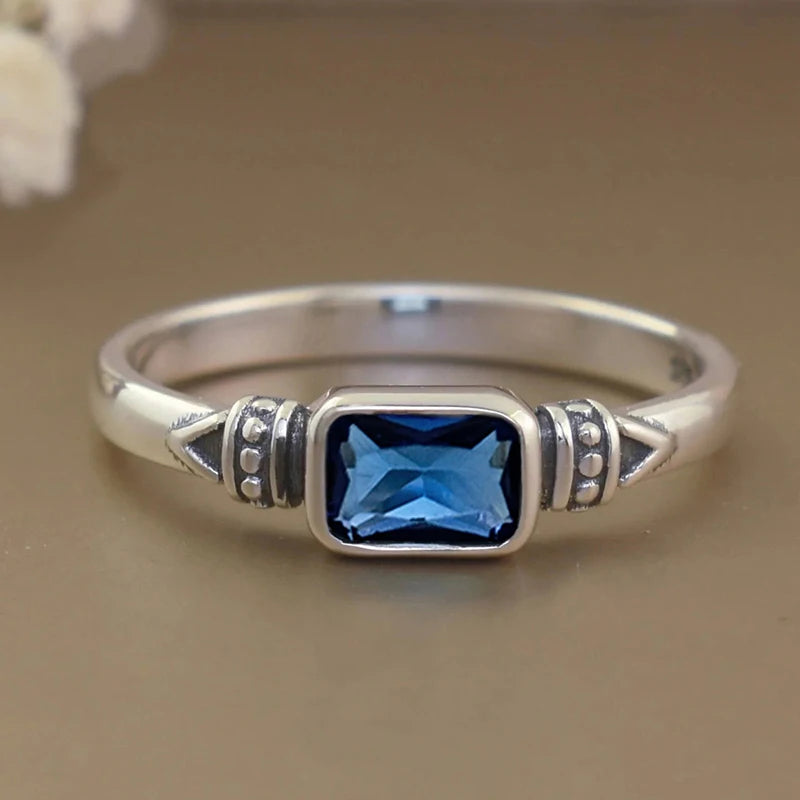 Antiguo anillo rectangular de plata Huitan con circonios, artesanal joyería en plata de Corporación Turística, muestra detalles y diseño.