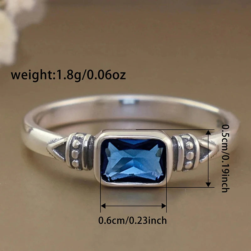 Antiguo anillo rectangular de plata Huitan con circonios, artesanal joyería de Corporación Turística, muestra detalles en plata antigua.