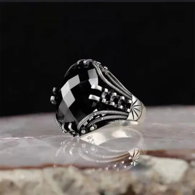 Luxurious emerald ring with intricate gemstone inlays, designed for elegant wear, by Corporación Turística.