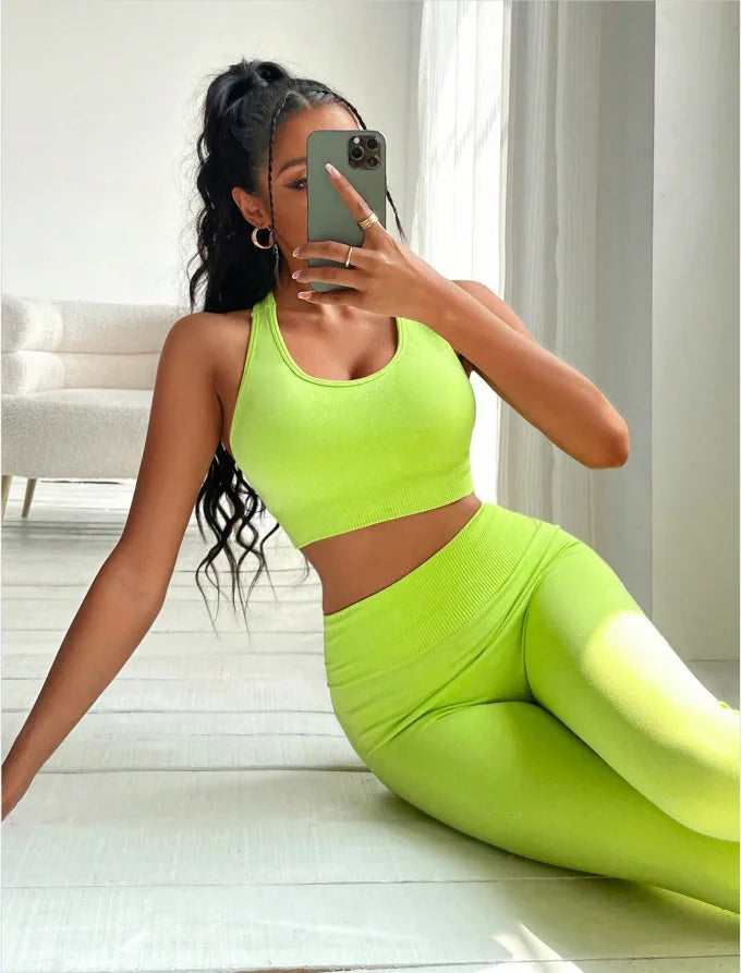 Seamless green yoga sports set for women by Corporación Turística, featuring a fitted sports bra and leggings for active wear.