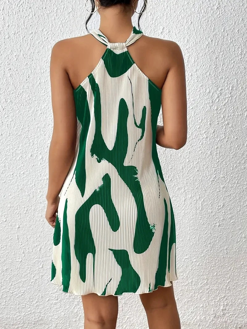 Nuevo verde vestido de mujer suelto con cordones y hombros descubiertos, de la marca Corporación Turística, en escena exterior.