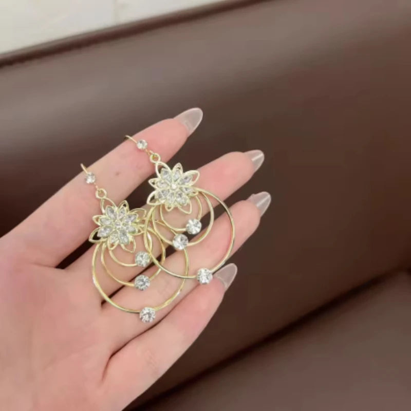 Elegant floral and circle design earrings by Corporación Turística, featuring intricate metalwork and stylish craftsmanship.