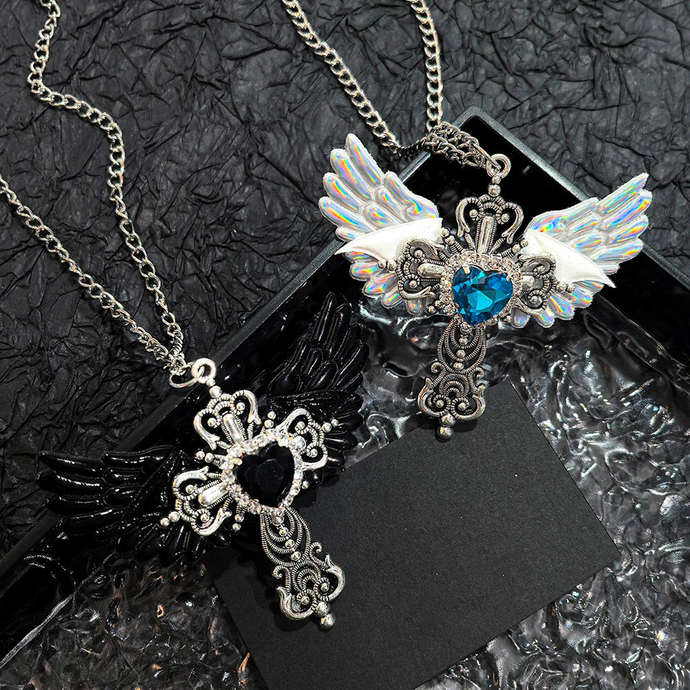White Y2K-style collar with heart and angel wing pendant from Corporación Turística, featuring a trendy, decorative jewelry design.