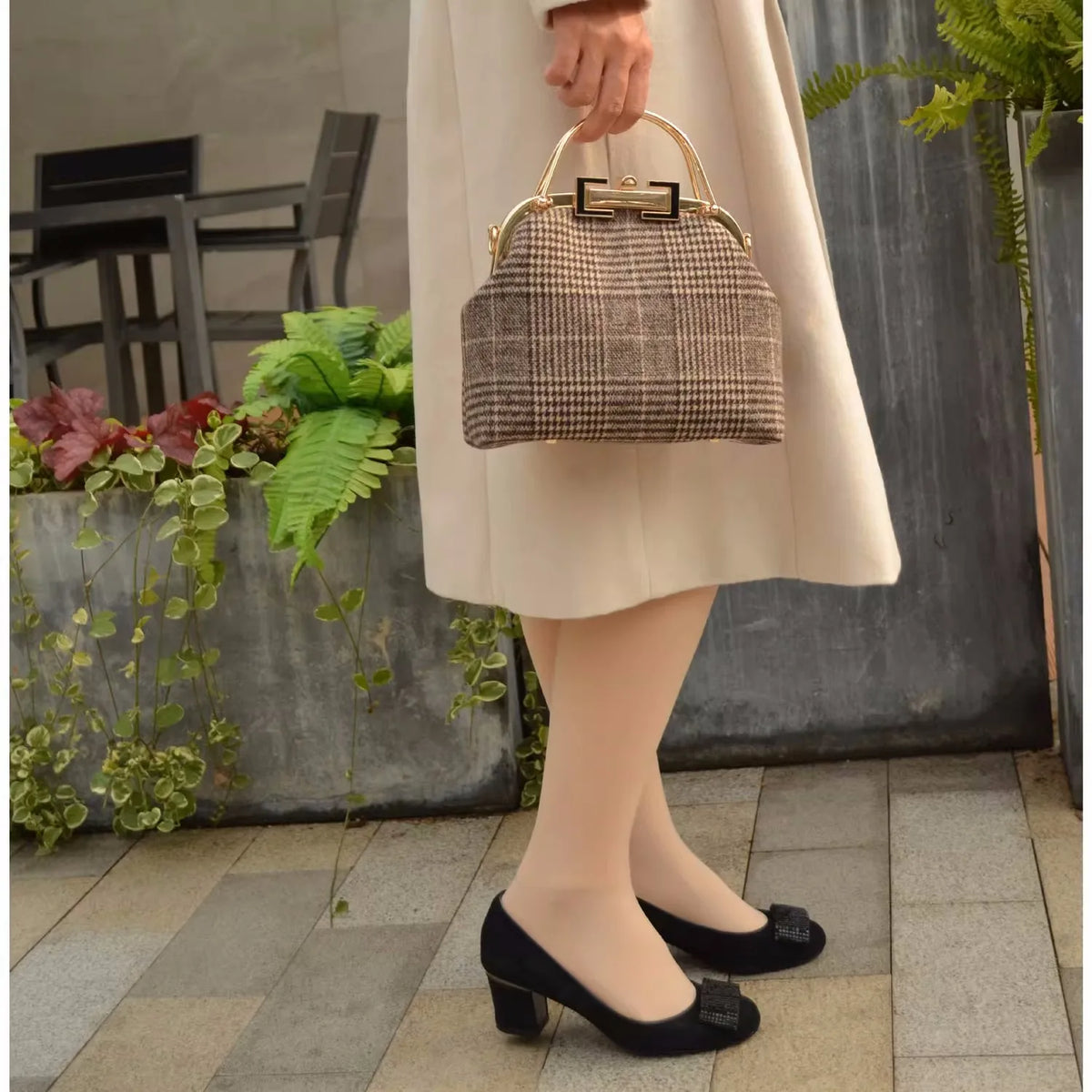 Handmade shell closure women's handbag by Corporación Turística, 22cm x 16cm x 8cm, stylish and crafted for everyday use.