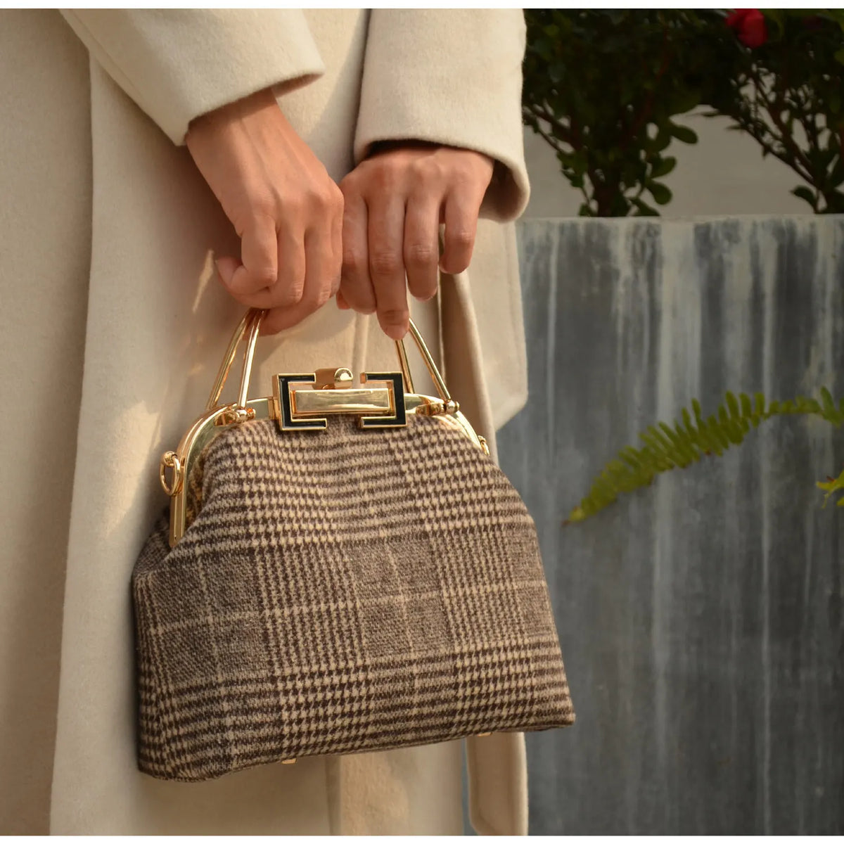 Handmade shell clasp women's handbag by Corporación Turística, 22x16x8 cm, stylish and crafted with natural materials.