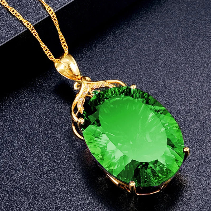 Elegant Swiss queen collar in water drop-shaped gold quilates, featuring intricate design, in vibrant green color.