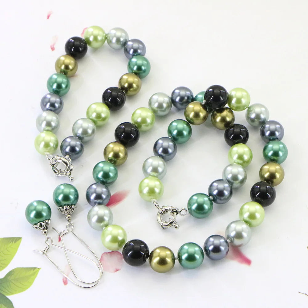Conjunto de collar y pulsera de cuentas redondas en tonos naturales, de la marca Corporación Turística.