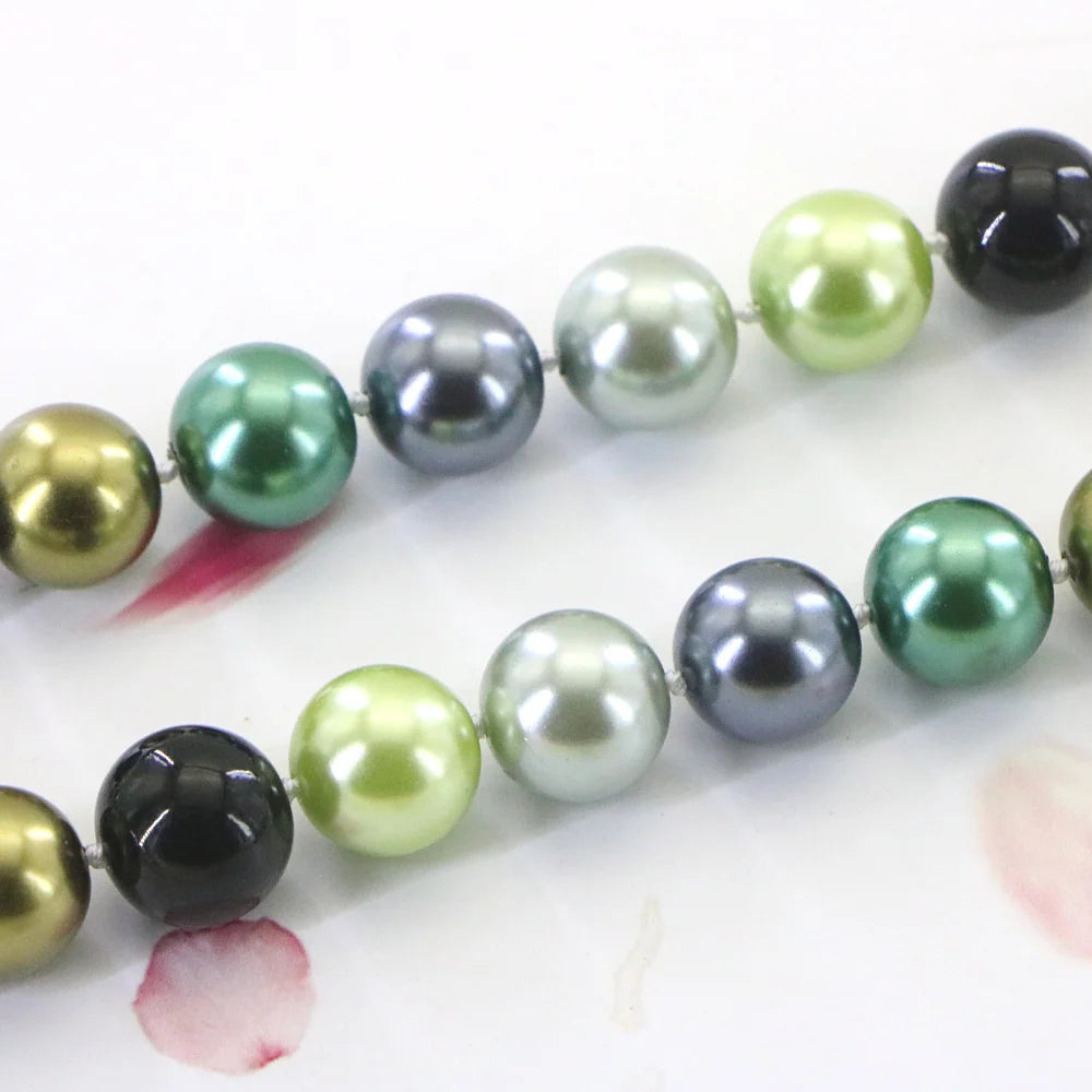 Conjunto de collar y pulsera de cuentas redondas en tonos neutros, de la marca Corporación Turística, para un estilo elegante y casual.