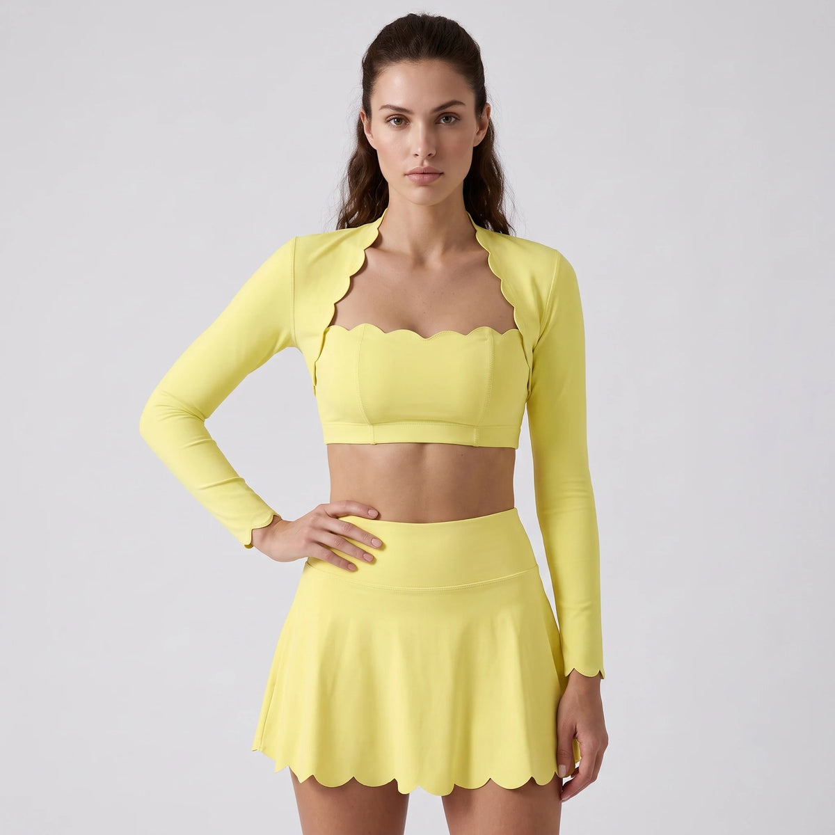 Yellow women's sports set from Corporación Turística, Serie Scallop Petal, includes sports bra and matching athletic shorts.