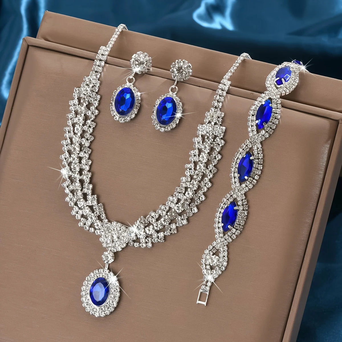Elegant bridal jewelry set with a necklace and earrings by Corporación Turística, featuring intricate design and sparkling details.