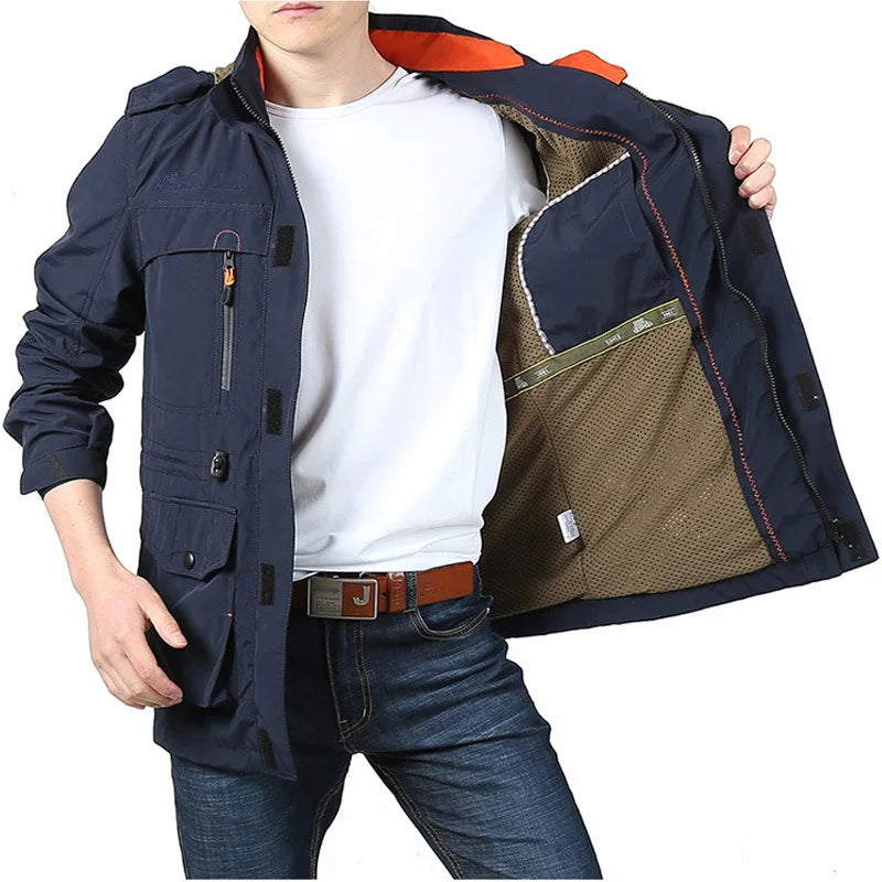Rindu men's windproof tactical outdoor jacket in caqui with hood, waterproof and suitable for hiking activities.