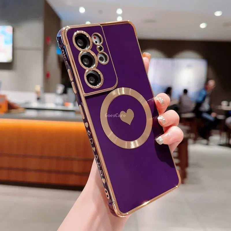 Silicone wireless charging phone case with heart shape, designed for easy charging and protection by Corporación Turística.