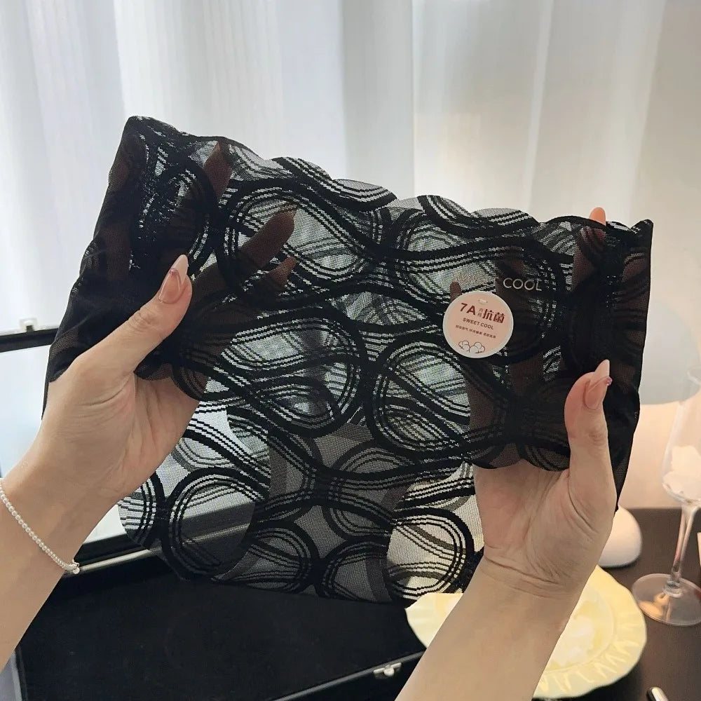 Dulce de encaje a la moda braguitas de cintura media en colores suaves, con detalles delicados y diseño cómodo.