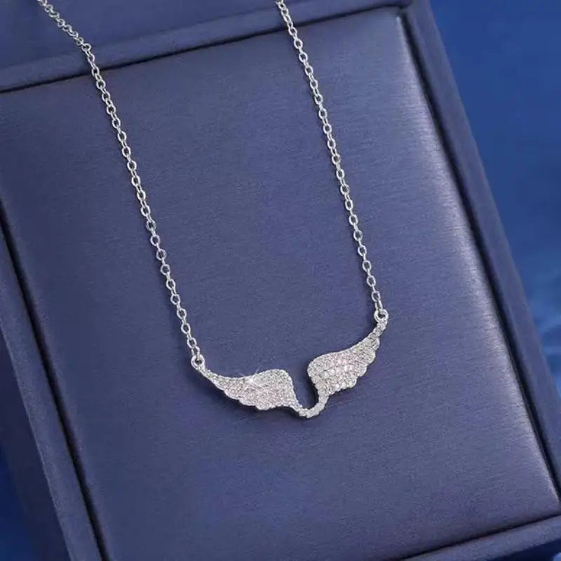 Collar de ala de Ángel para mujer, cadena de clavícula de acero de titanio que combina con todo, temperamento de moda con incrustaciones de diamantes