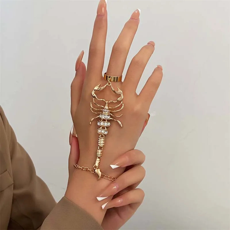 Vintage punk Escorpión borla chain ring bracelet by Corporación Turística, featuring bold metal design and chain accents.