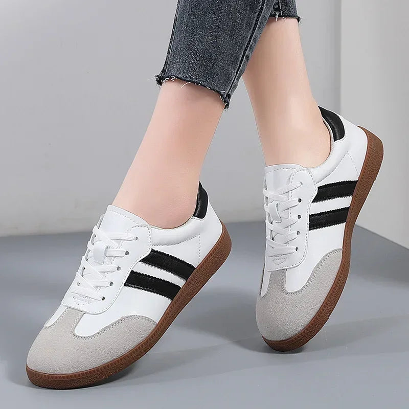 Zapatillas de deporte para mujer, zapatos de moda, tendencia de primavera, zapatillas planas informales, nueva moda para mujer, zapatos de plataforma vulcanizados blancos cómodos 2024