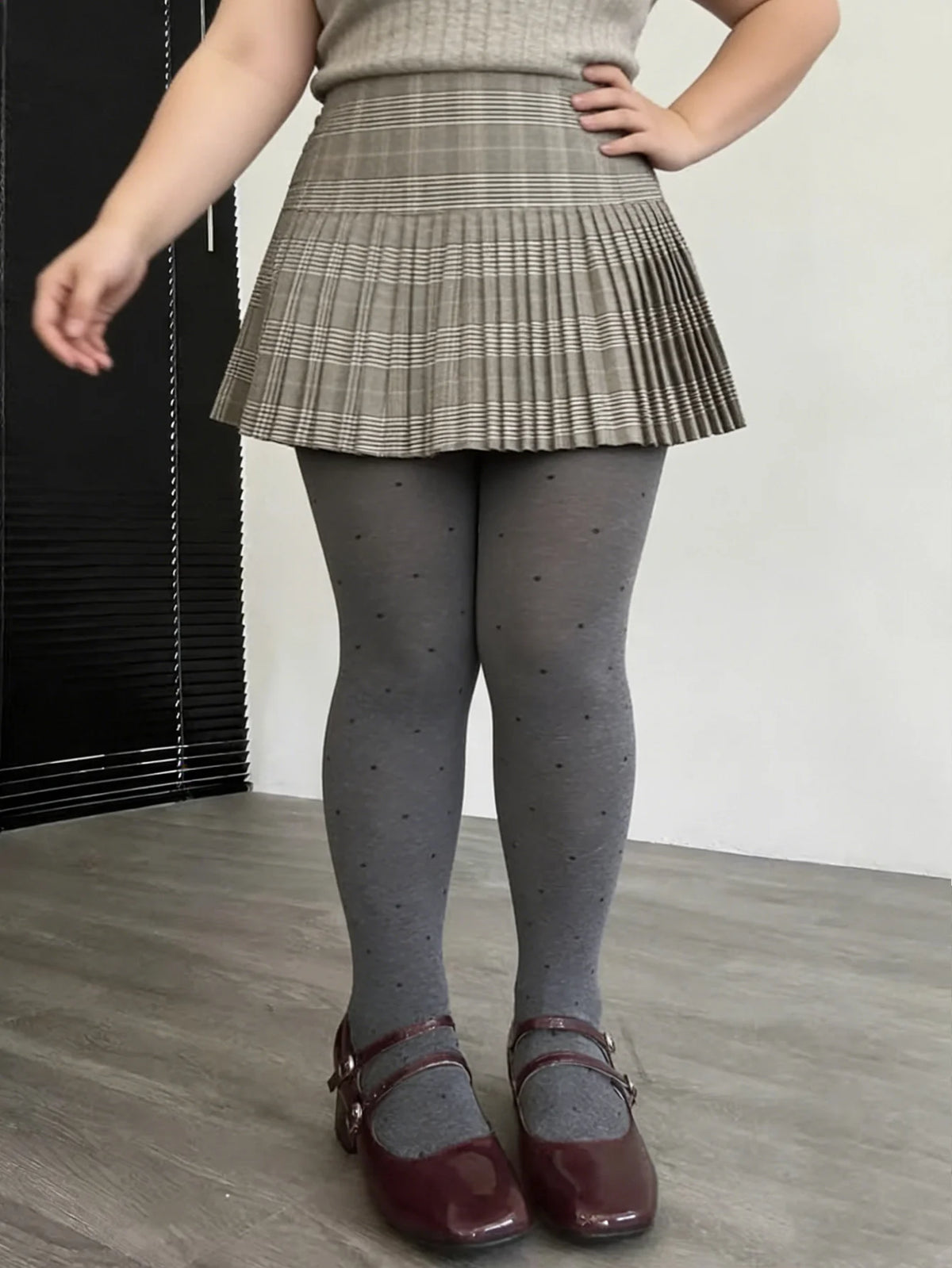 Gray vintage knit tights with small polka dots from Corporación Turística, featuring a classic, cozy design with a textured pattern.