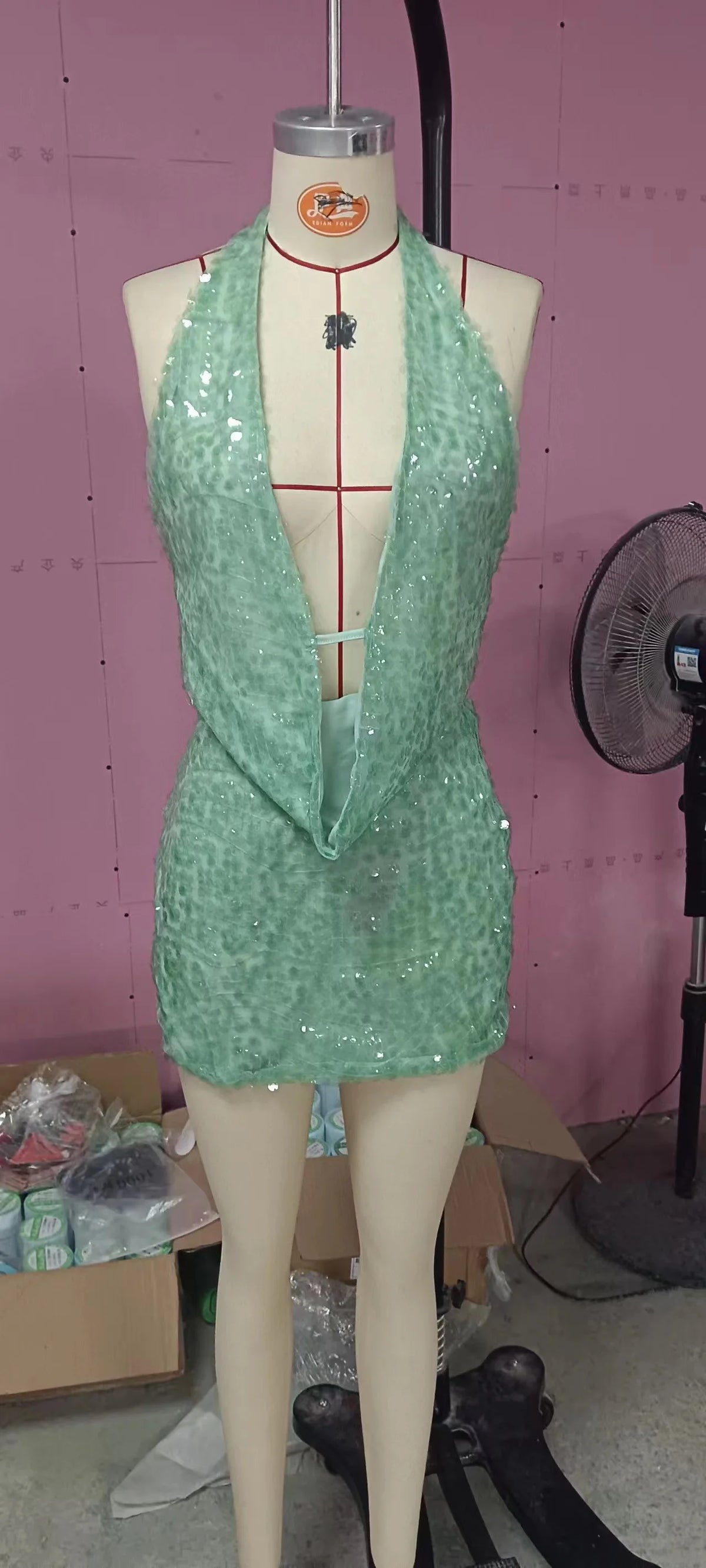 Señorial set de 2 piezas con lentejuelas, sin mangas top y pantalones de Corporación Turística, para un look elegante y brillante