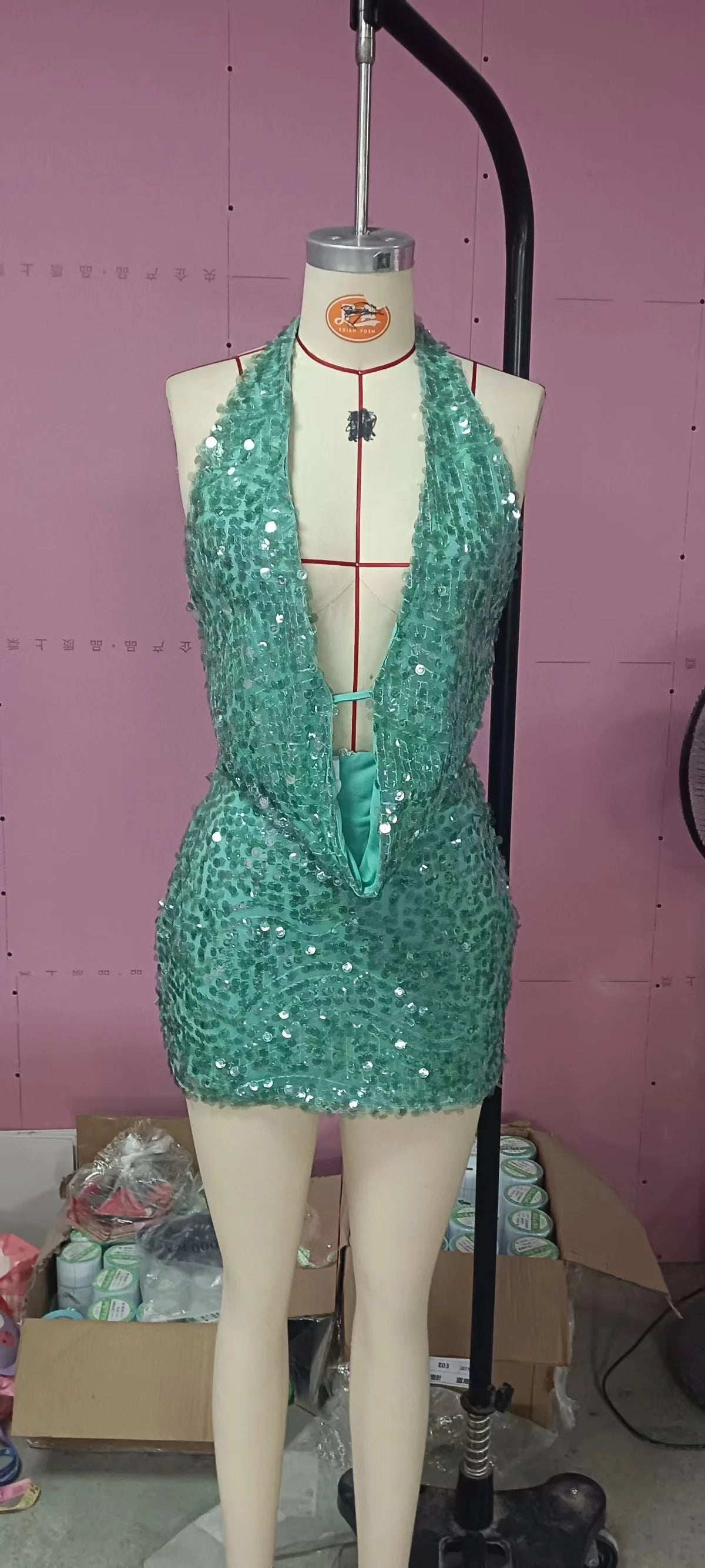 Señorita en un conjunto de 2 piezas sexy con lentejuelas, sin mangas, en color brillante, diseñado por Corporación Turística.