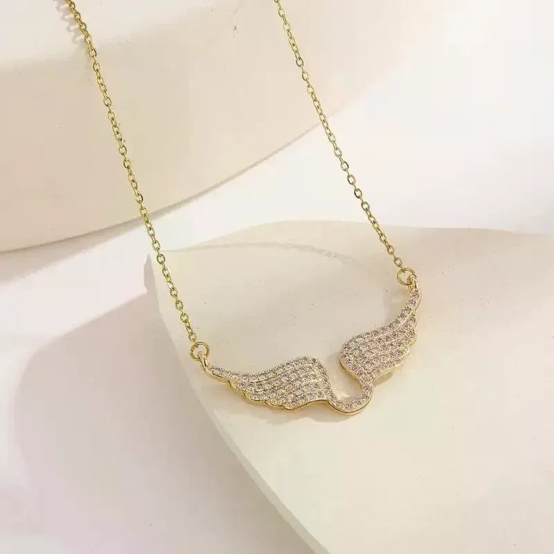 Collar de ala de Ángel para mujer, cadena de clavícula de acero de titanio que combina con todo, temperamento de moda con incrustaciones de diamantes
