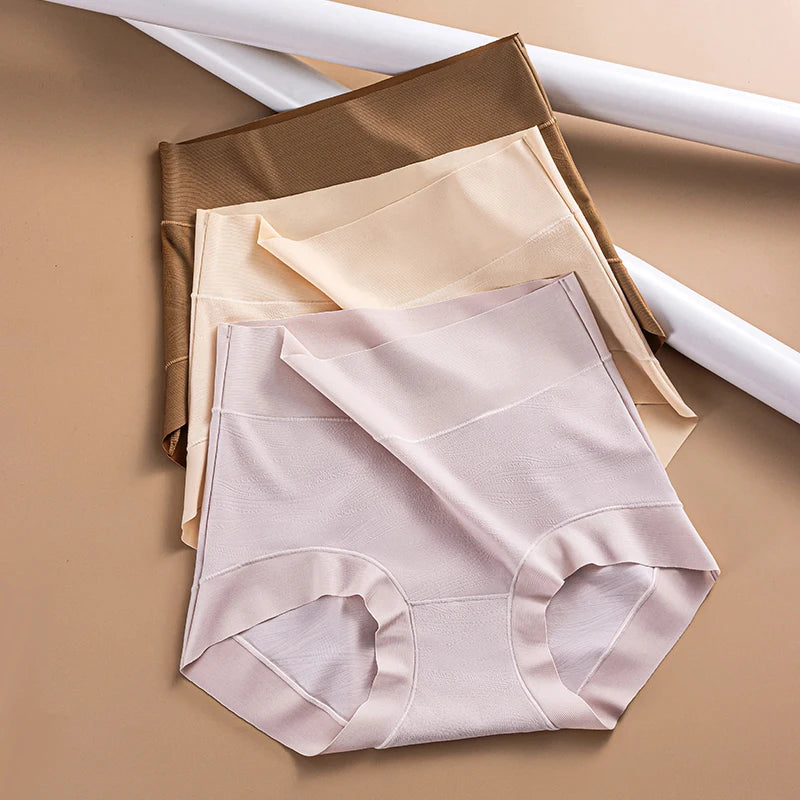 Suave conjunto de bragas de mujer de Corporación Turística, cómodo y elegante, en colores neutros, con detalles delicados en la tela.
