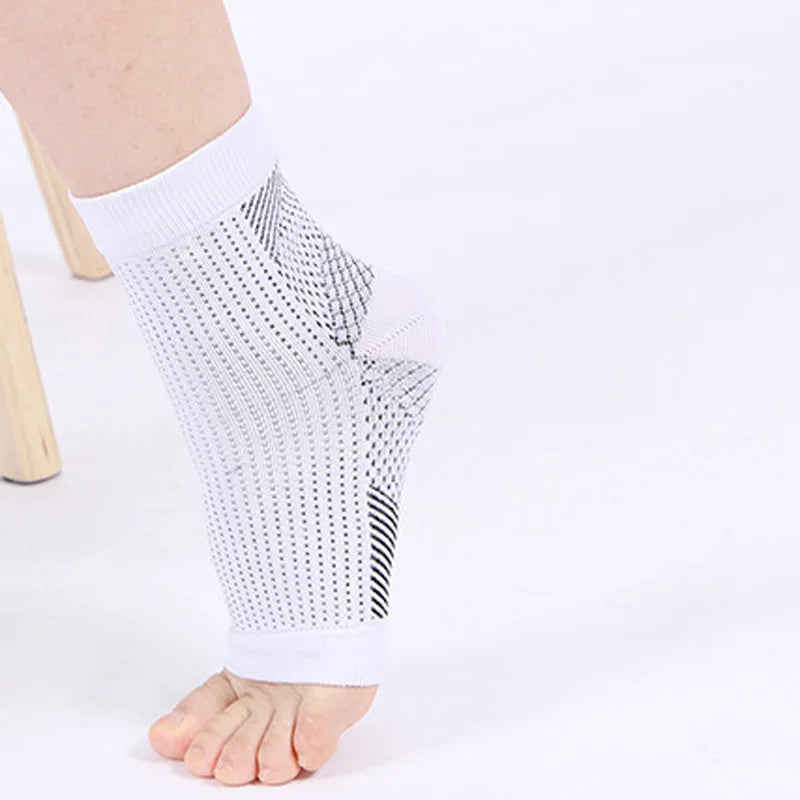 Vita-Wear compression socks for men and women by Corporación Turística, in large and extra-large sizes, shown on a model's legs.