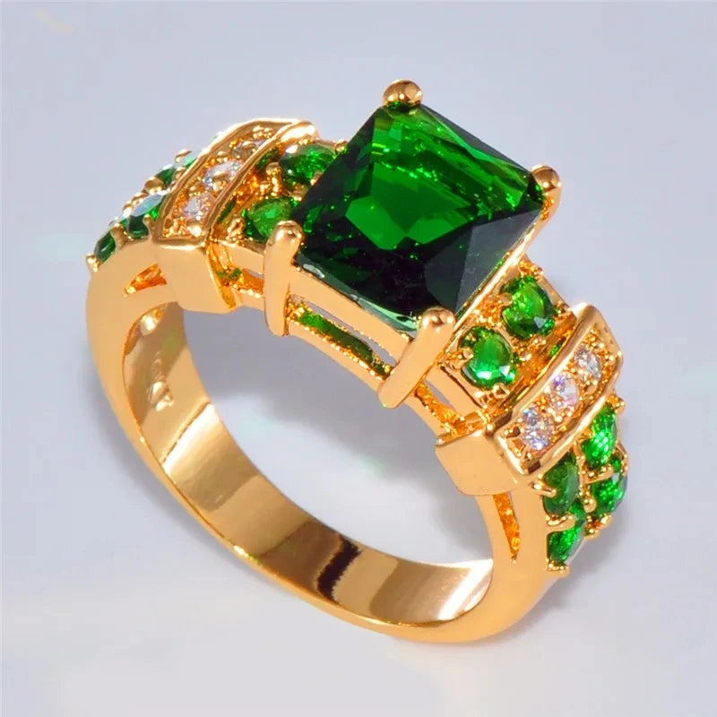 Fashion green crystal ring, wedding band with green gemstone, stylish jewelry piece from Corporación Turística.