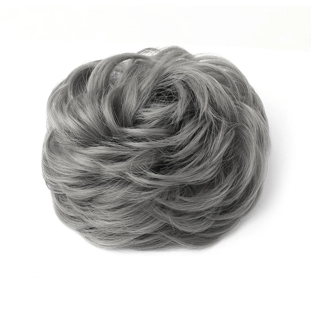 Large messy bun hairstyle with wavy and curly hair, created by Corporación Turística.