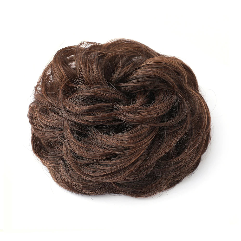 Large messy bun hairstyle with wavy and curly hair, created by Corporación Turística.