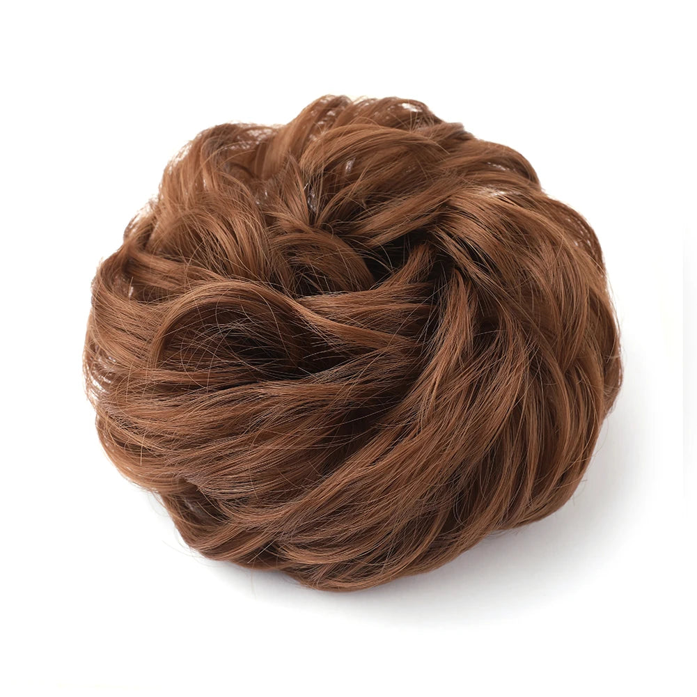 Large messy bun hairstyle with wavy, curly hair featuring a big, tousled hairpiece by Corporación Turística.