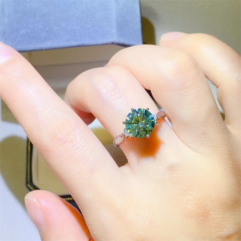 Luxury 18K white platinum solid moissanite ring with sparkling gemstone, crafted by Corporación Turística.
