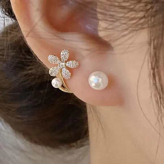 Silver 92% crystal hollow swan earrings featuring green gemstone accents, elegant and delicate jewelry by Corporación Turística.