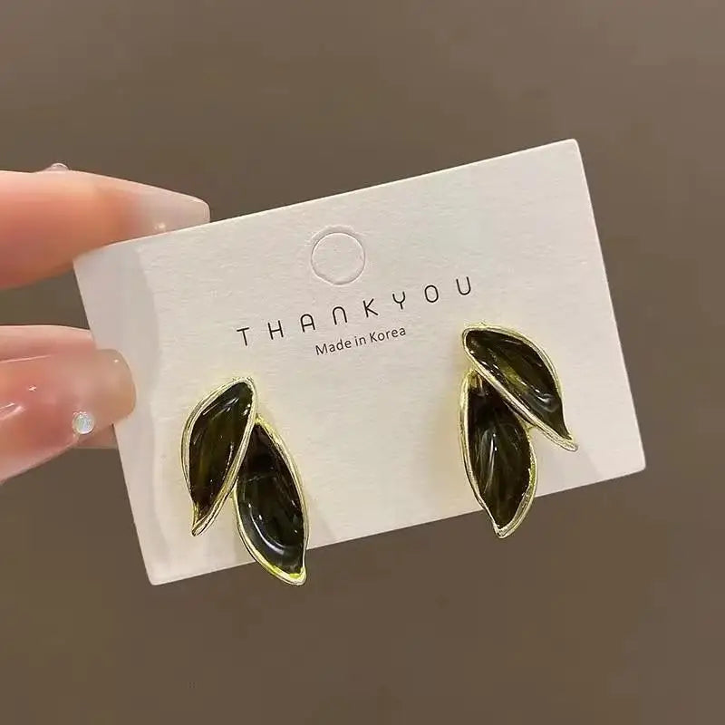 Silver 92% platinum crystal hollow swan earrings with needle design, elegant and detailed jewelry by Corporación Turística.