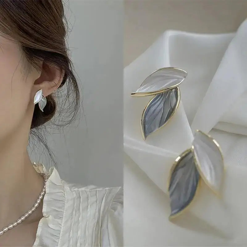 Korean fashion pearl tassel earrings with needle hook, featuring 5mm crystals and stylish design from Corporación Turística.