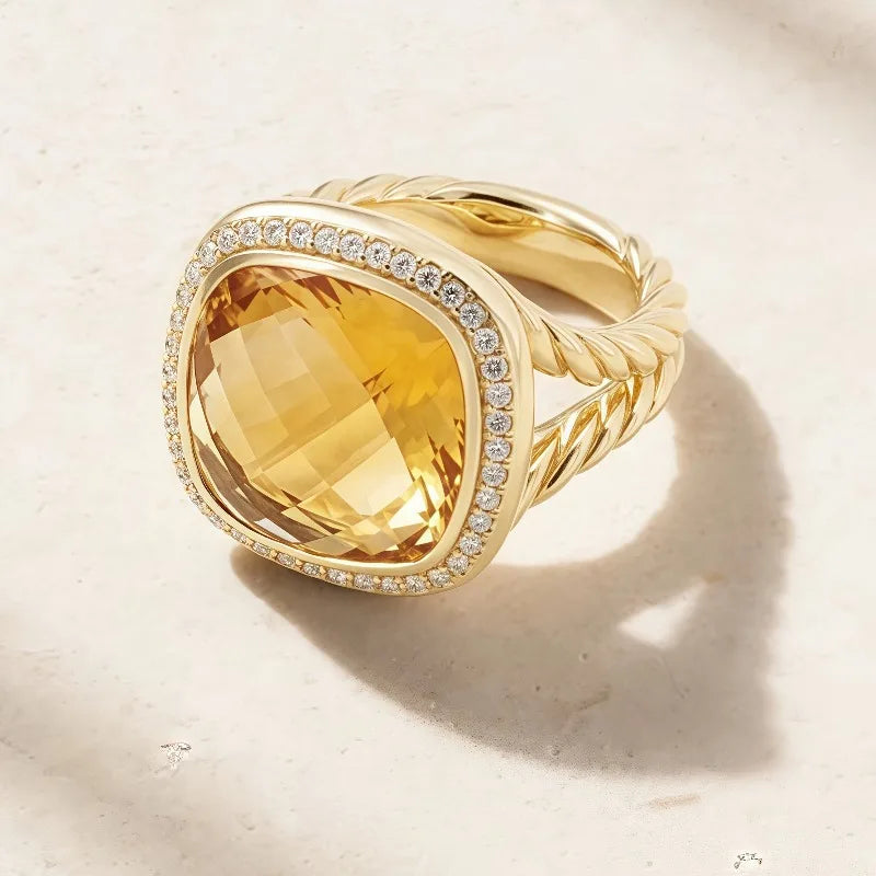 Lujoso anillo de circón con incrustaciones cuadradas en plata, elegante joyería de Corporación Turística.