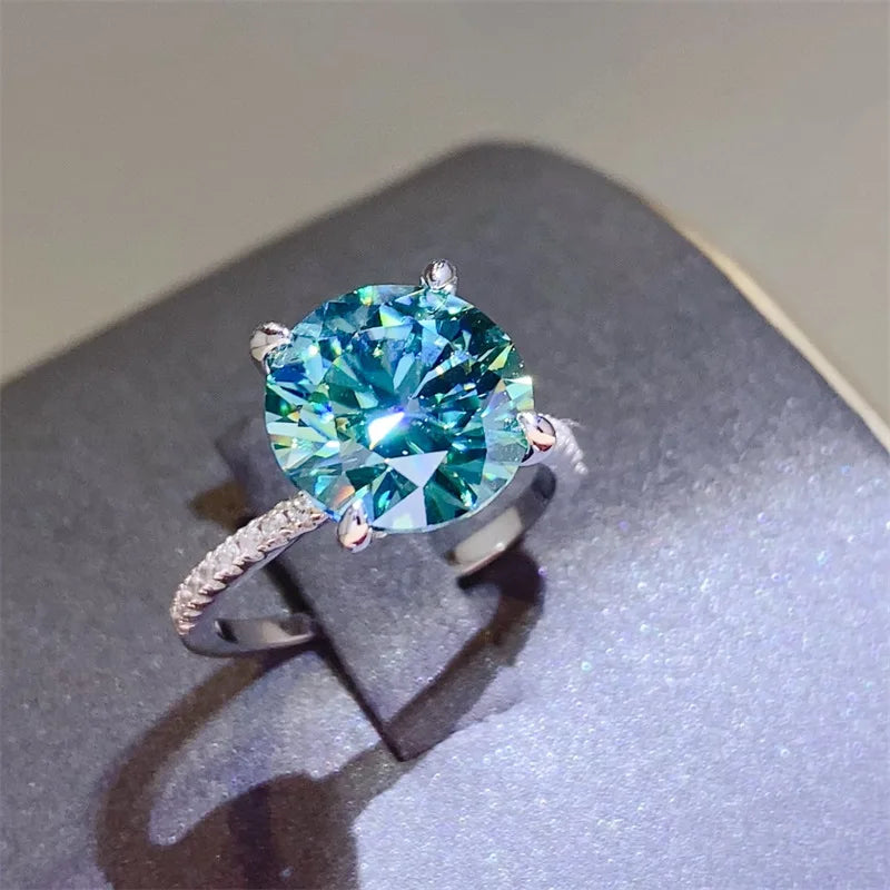Elegant green diamond ring by Corporación Turística featuring a perfectly cut green diamond in a stunning design.