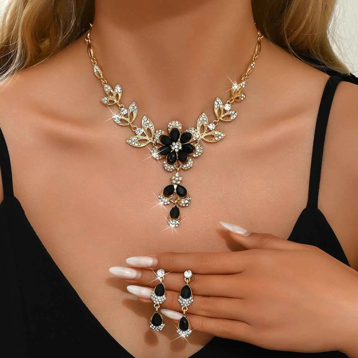 Silver floral jewelry set for women featuring a gold-tone necklace and matching earrings from Corporación Turística.