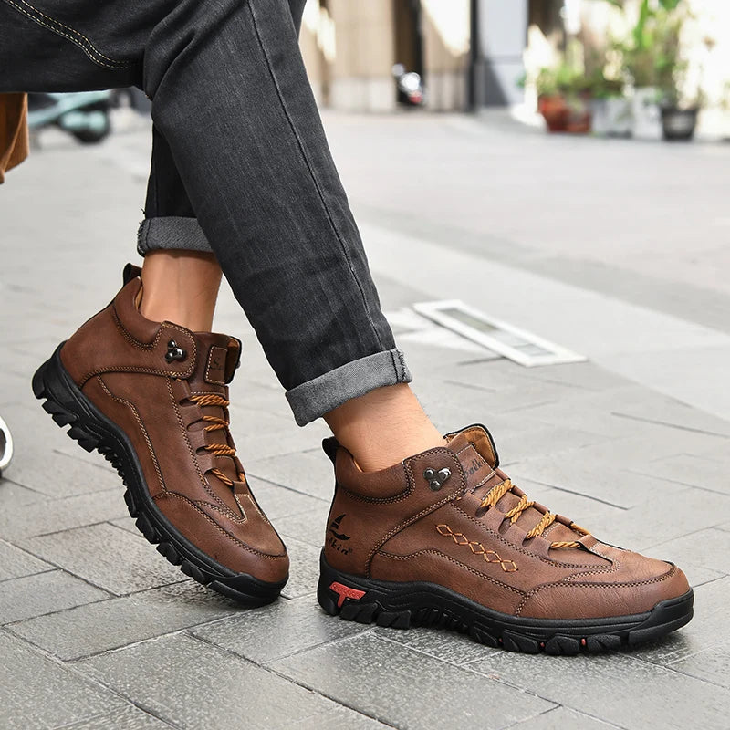 Men's high fashion boots with round toes, yellow leather, from Corporación Turística, stylish and modern footwear for men.