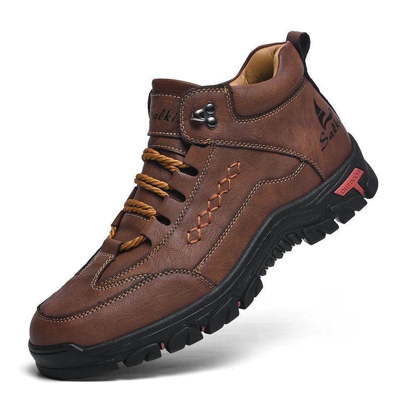 Men's high fashion boots with round toes in yellow, stylish and modern footwear by Corporación Turística.