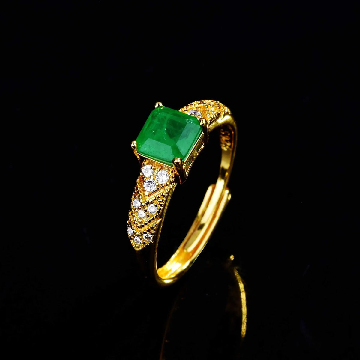 18-karat gold ring for women with a natural emerald gemstone, featuring a sleek and elegant design.