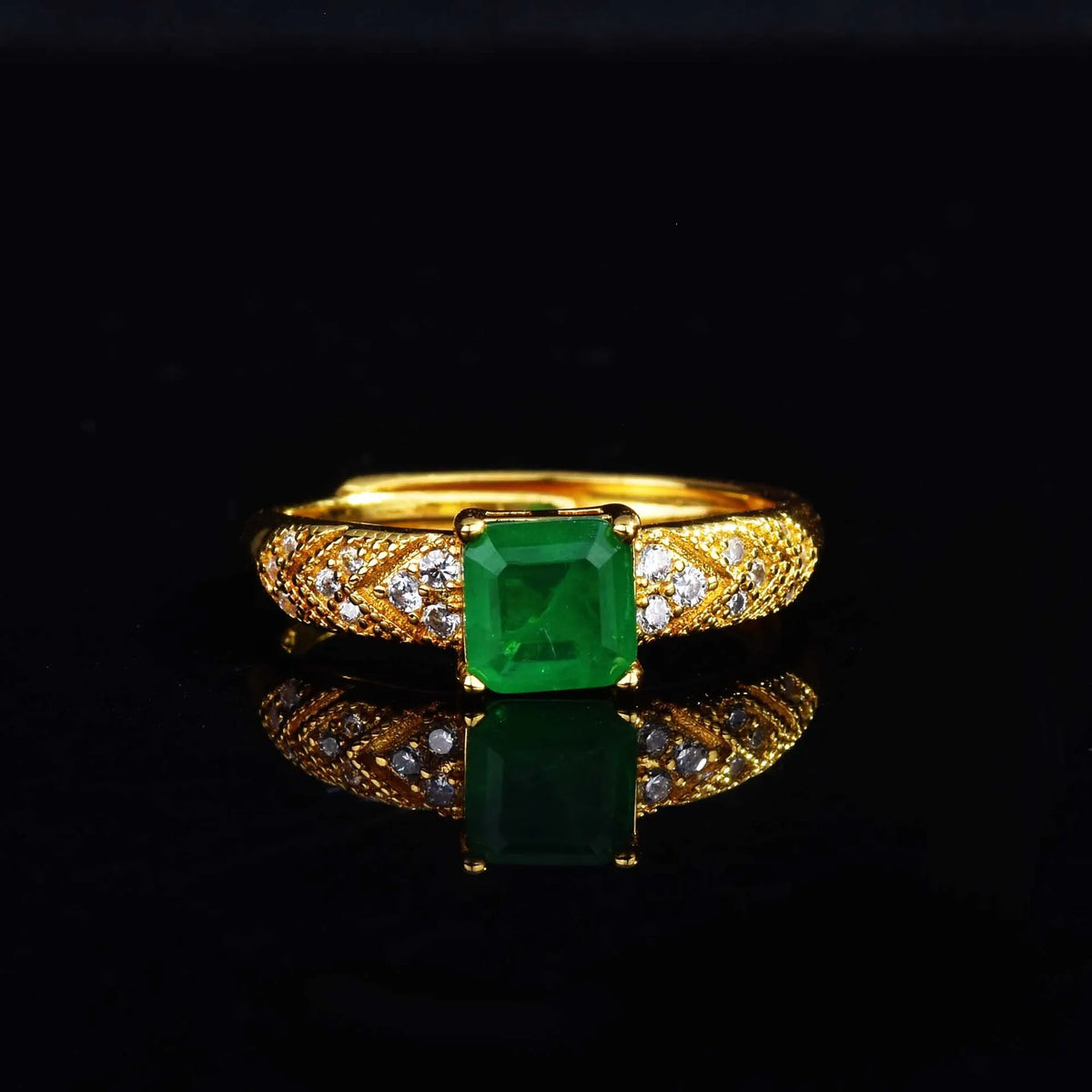 18K gold ring for women with a natural emerald gemstone, featuring a sleek yellow gold band and elegant design.