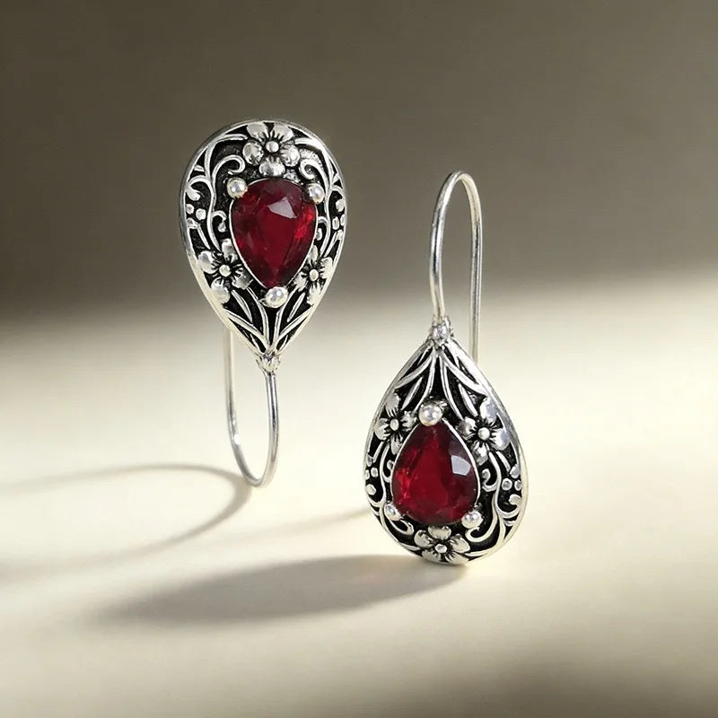Sterling silver 925 geometric earrings for women, stylish silver pendants with modern design, by Corporación Turística.