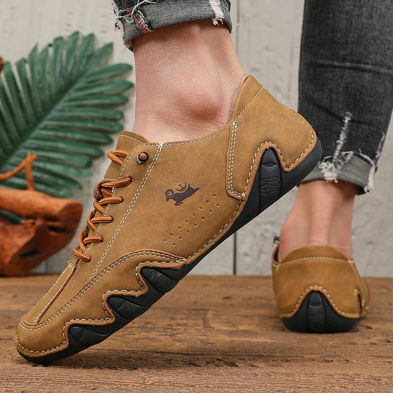 Zapatos para hombre en color azul, mocasines de marca con suela moderna y diseño elegante, de Corporación Turística.