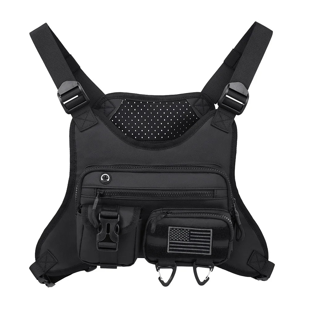 Chaleco frontal para acampar en el pecho de Corporación Turística, con mochila y bolsa, ideal para actividades al aire libre.
