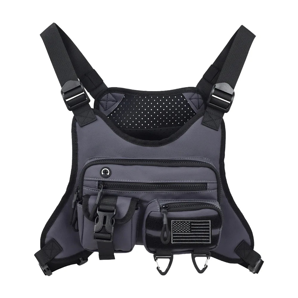 Chaleco frontal para acampar en el pecho con mochila y bolsa, diseñado para actividades al aire libre, de la marca Corporación Turística.
